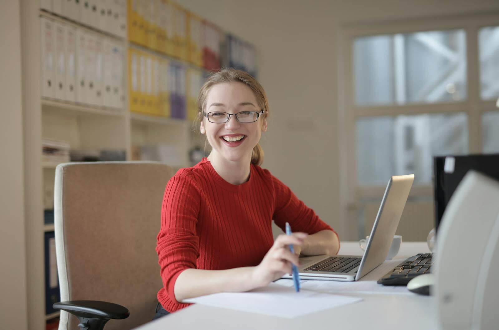 mulher trabalhando com ferramenta de inteligência artificial