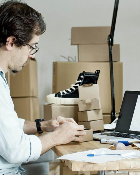 homem fazendo descrição de produtos