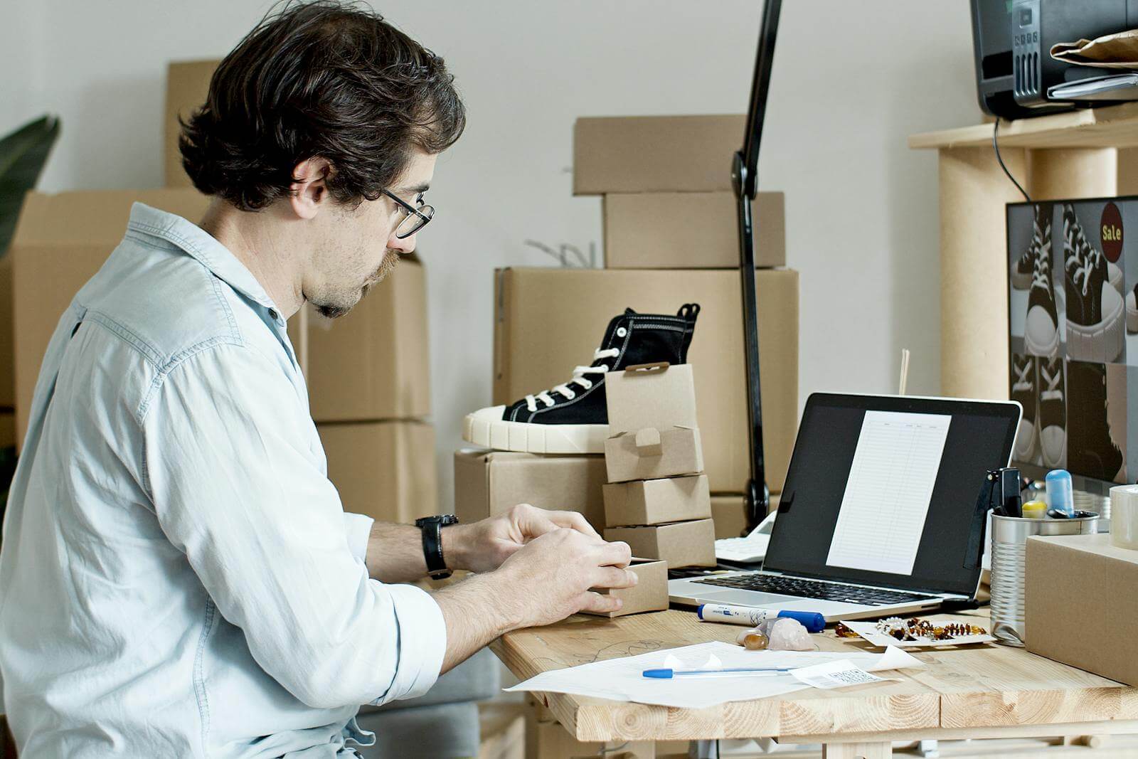 homem fazendo descrição de produtos